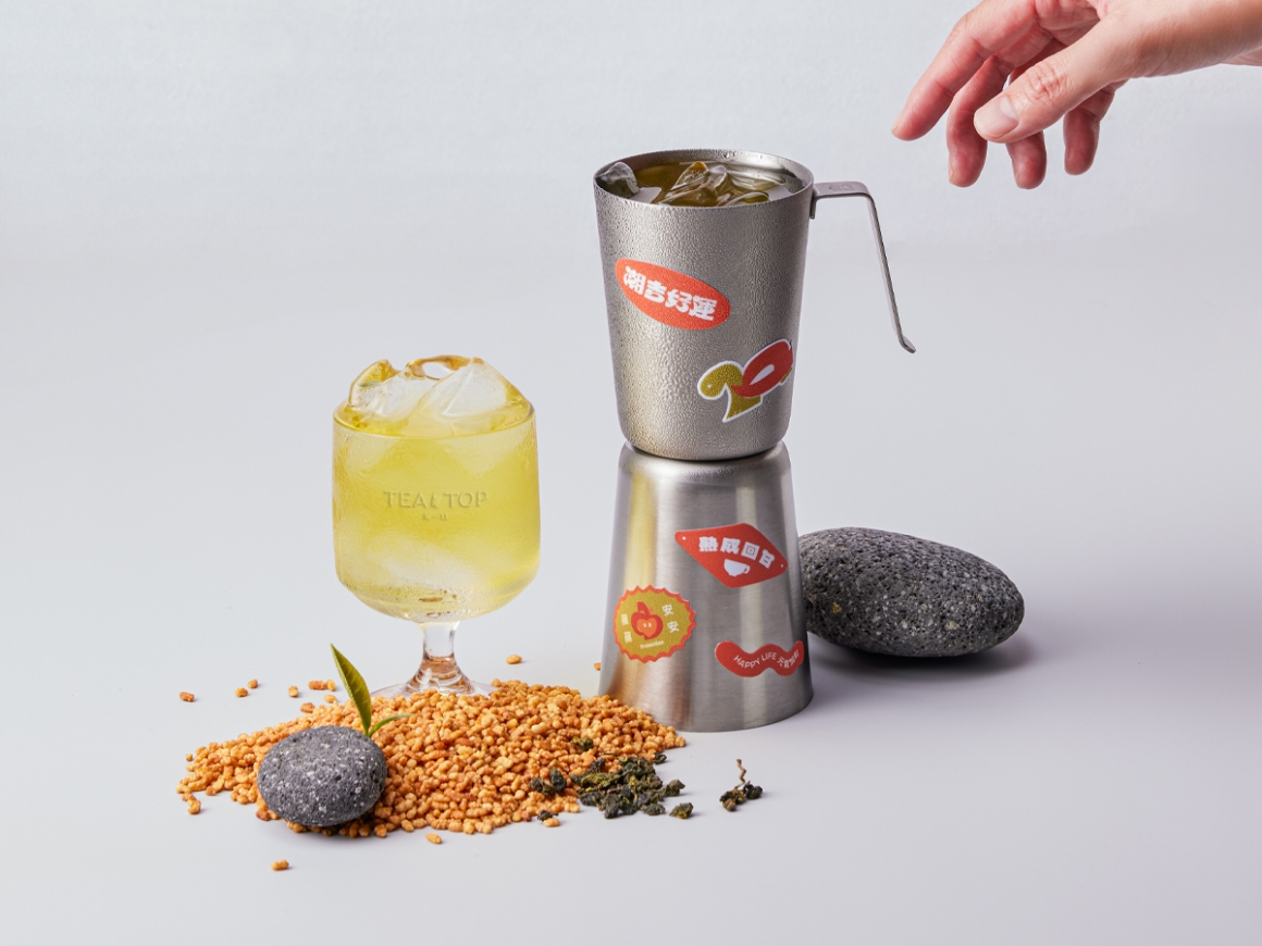 TEATOP開運玄米青結合百年製茶招牌高山青茶的底蘊與溫潤玄米香，茶香與米香完美交融，入口帶著溫潤烘炒香，喝得到自然樸實。